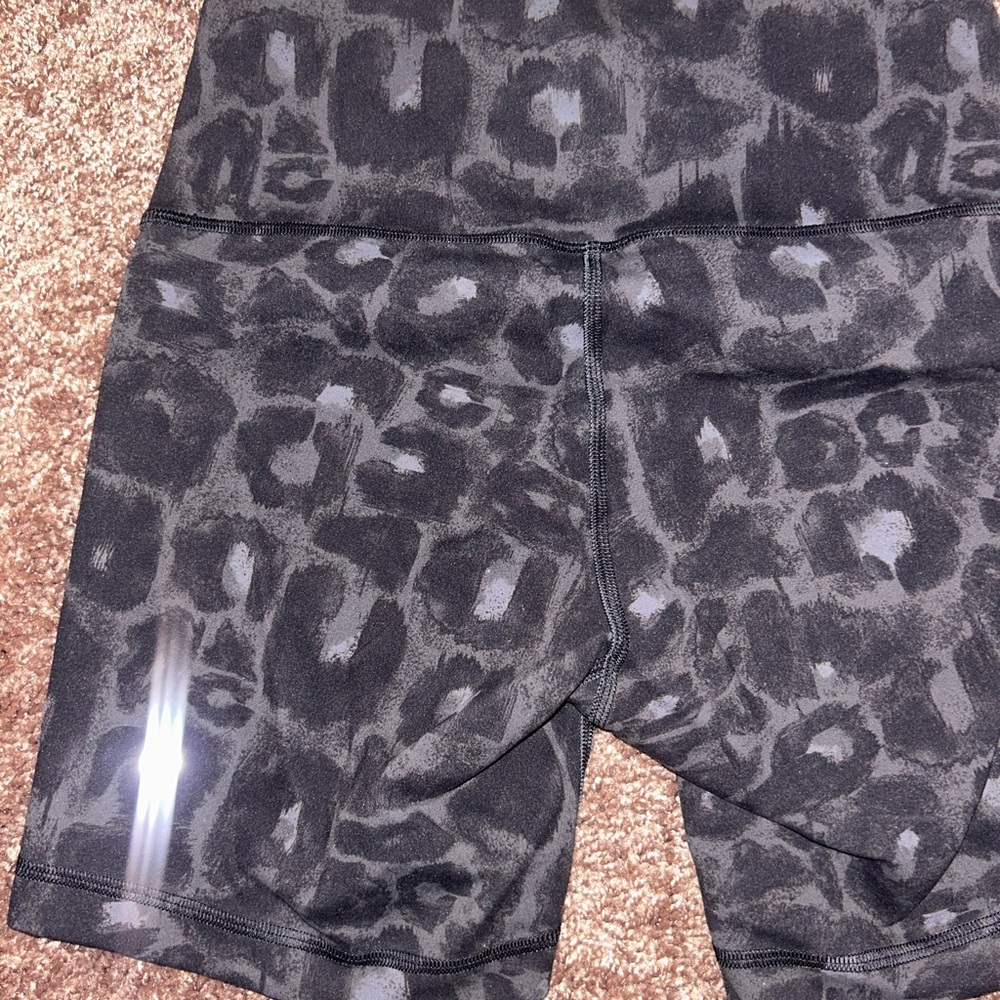 lululemon athletica Black Patterned Women Shorts - Picture 2 of 3